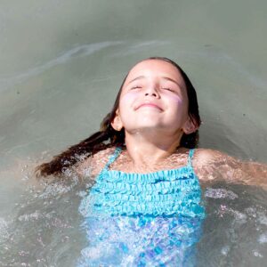 Zinc Pretty Pink - Girl floating in water - Suntribe Reef Safe Mineral Sunscreen @Jessfotog